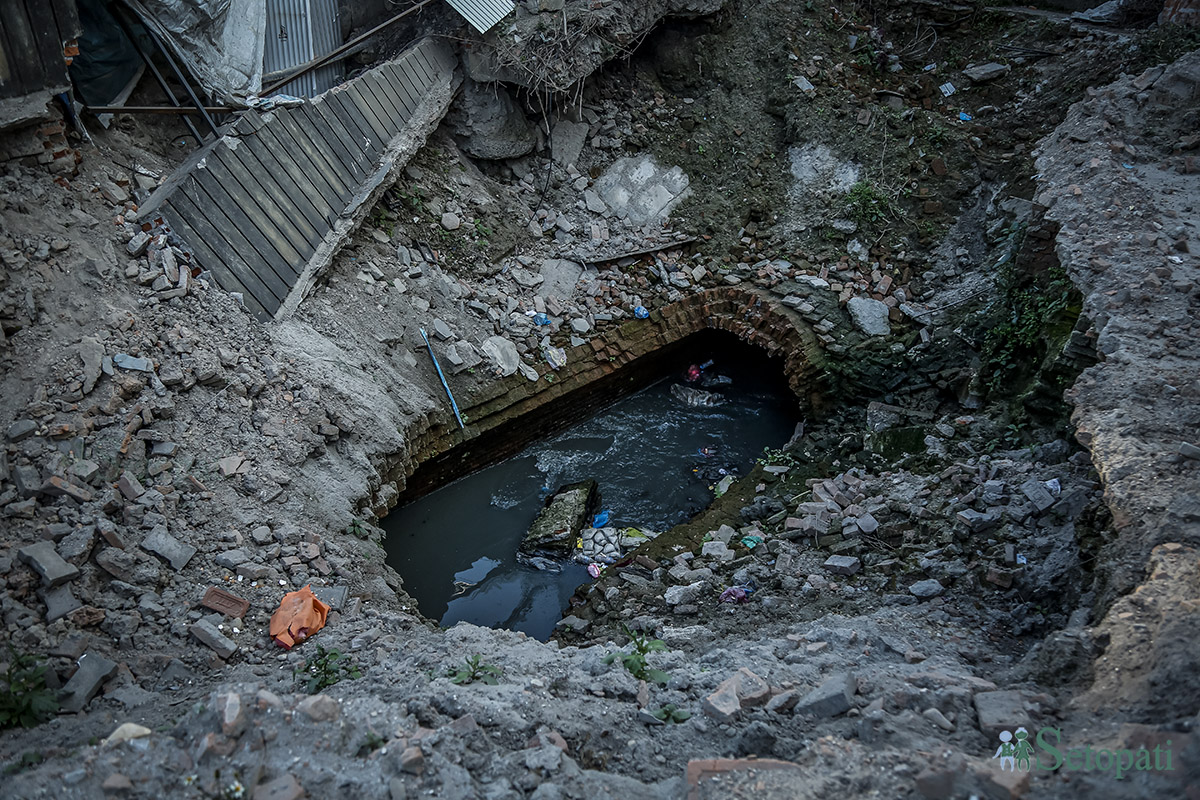 काठमाडौं महानगरले भदौ ३० गते जयनेपाल हलको आँगनमा टुकुचाको भूमिगत सुरूङ खनेपछि फराकिलो हुँदै गएको खाल्डो। तस्बिर: नवीनबाबु गुरूङ/सेतोपाटी